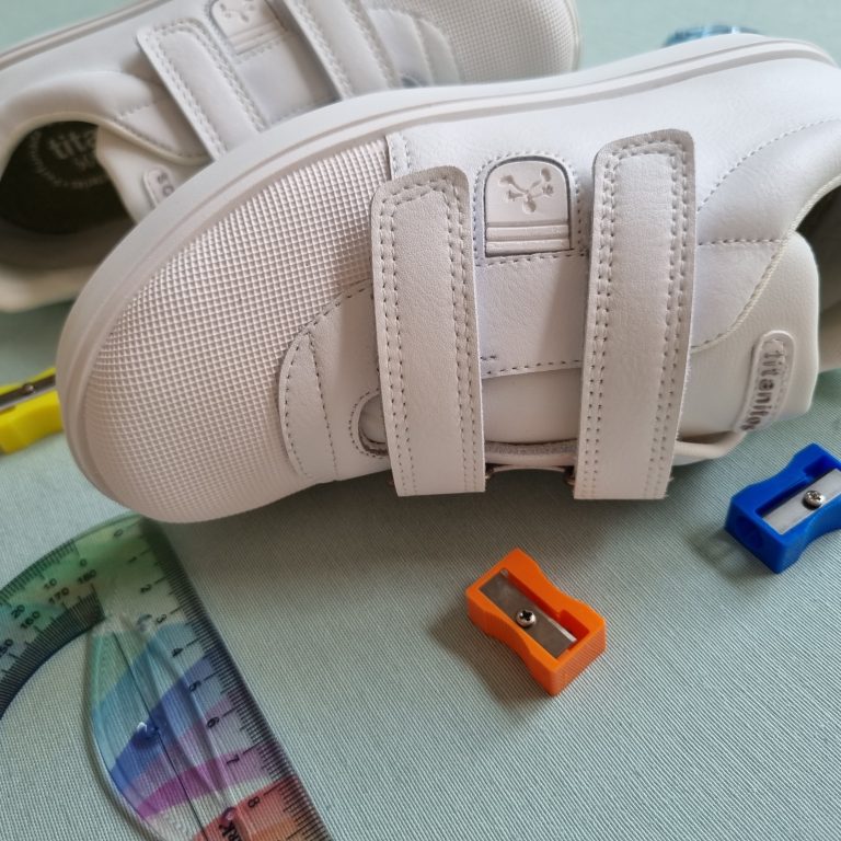 CERDÁ LIFE'S LITTLE MOMENTS Damen Hausschuhe – DC Superhero Girls Sneaker-Design, Rot, Größe 32 EU